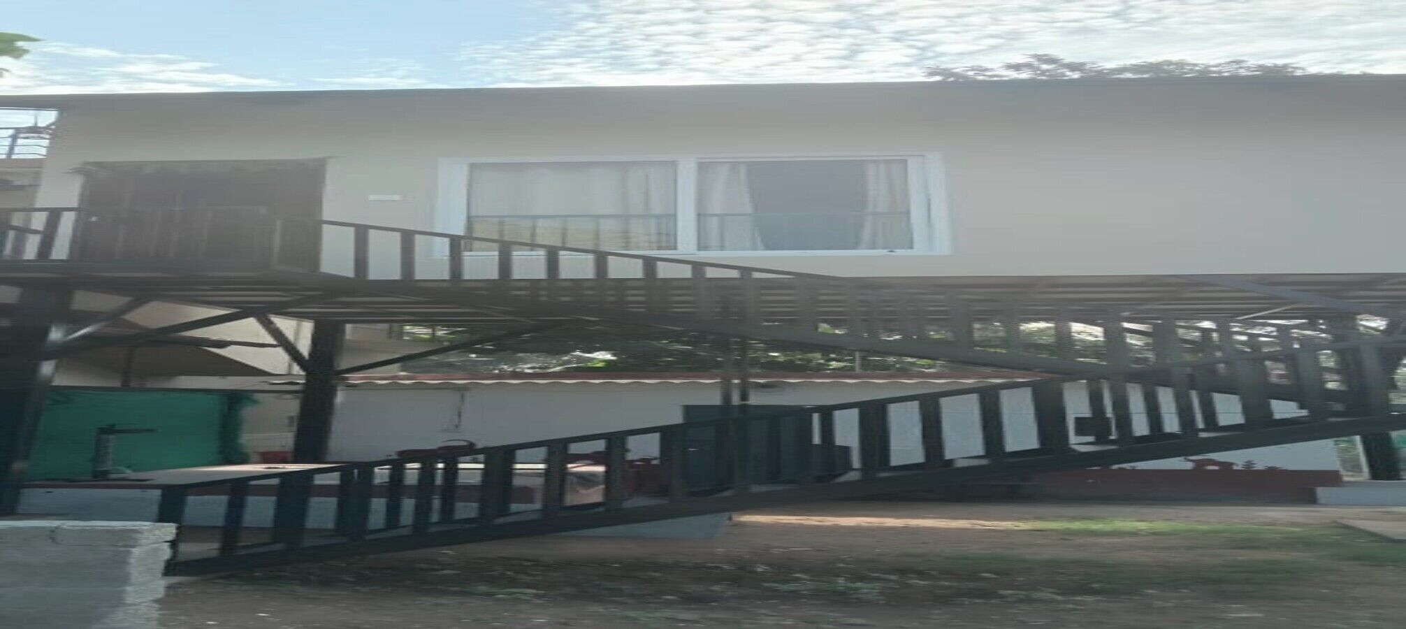 Een gebouw met een trap die uitkomt op een balkon.