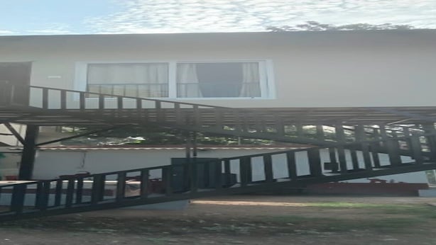 Un edificio con una escalera que lleva a un balcón.