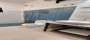 Een badkamer met toilet, douche en wastafel.