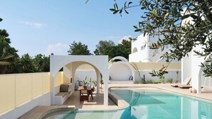 Área da piscina com espaço de estar e vista para a paisagem ao redor.