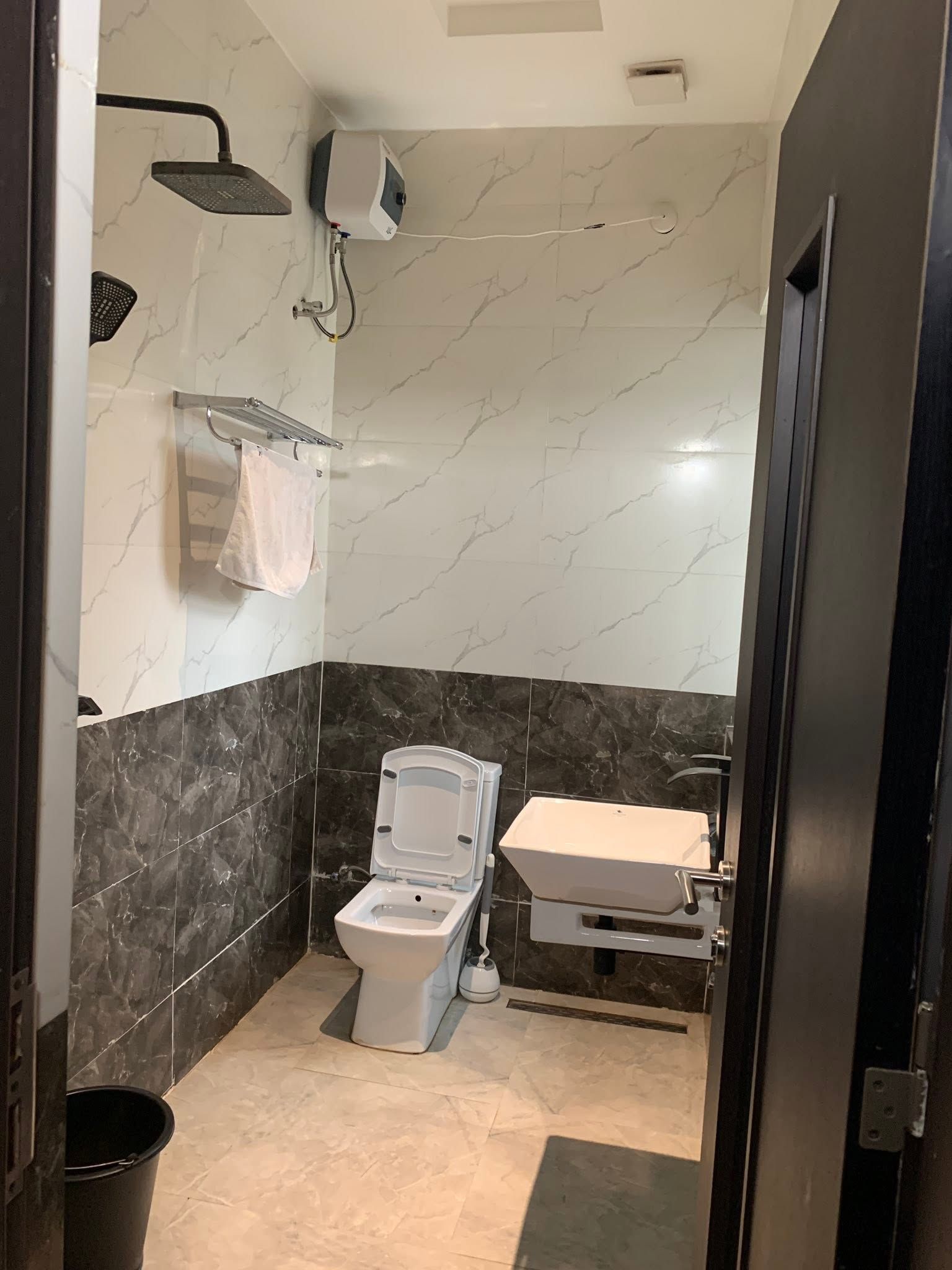 Economy Room, Balcony, City View | Bathroom | Free toiletries, towels, soap, shampoo