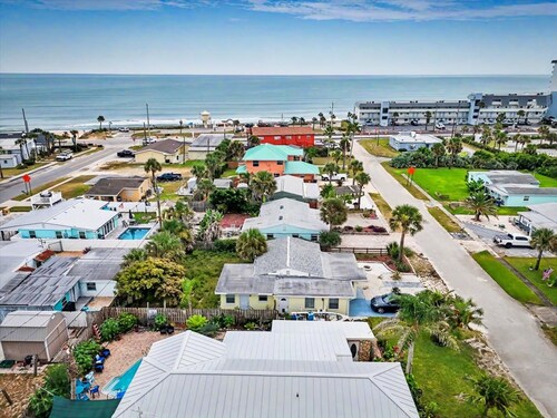 Sea Turtle Bungalow Just 200 Ft to the Beach