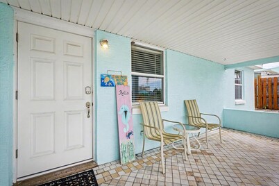 Sea Turtle Bungalow Just 200 Ft to the Beach