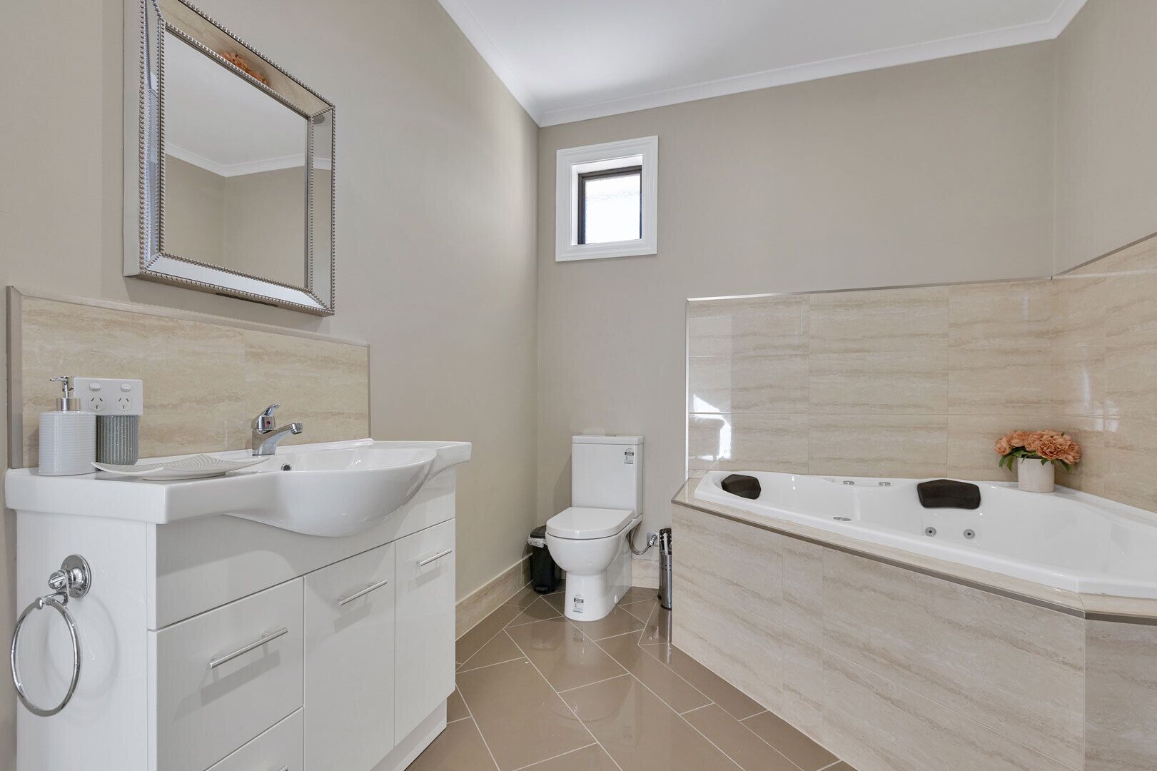 Une salle de bain avec un lavabo, des toilettes et une baignoire.