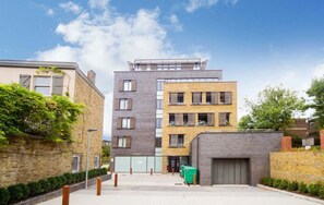 Ein modernes, mehrstöckiges Wohngebäude mit Flachdach und Garage.