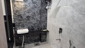 Suite | Bathroom | Shower, free toiletries, towels, soap