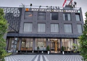 Un edificio moderno con un letrero que dice 'ROOF TOP CAFE RESTRA BANQUET'.