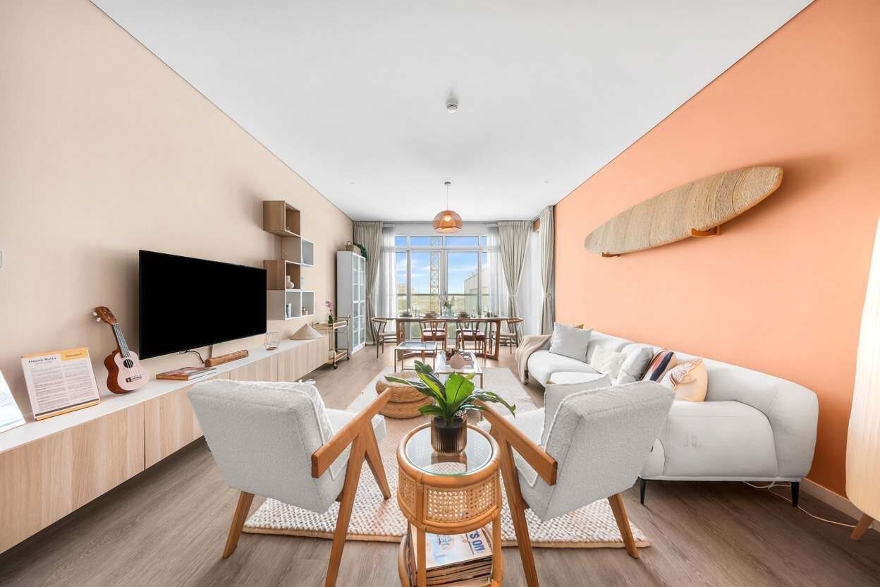 Una sala de estar moderna con una televisión de pantalla plana, una guitarra, un comedor y un sofá.
