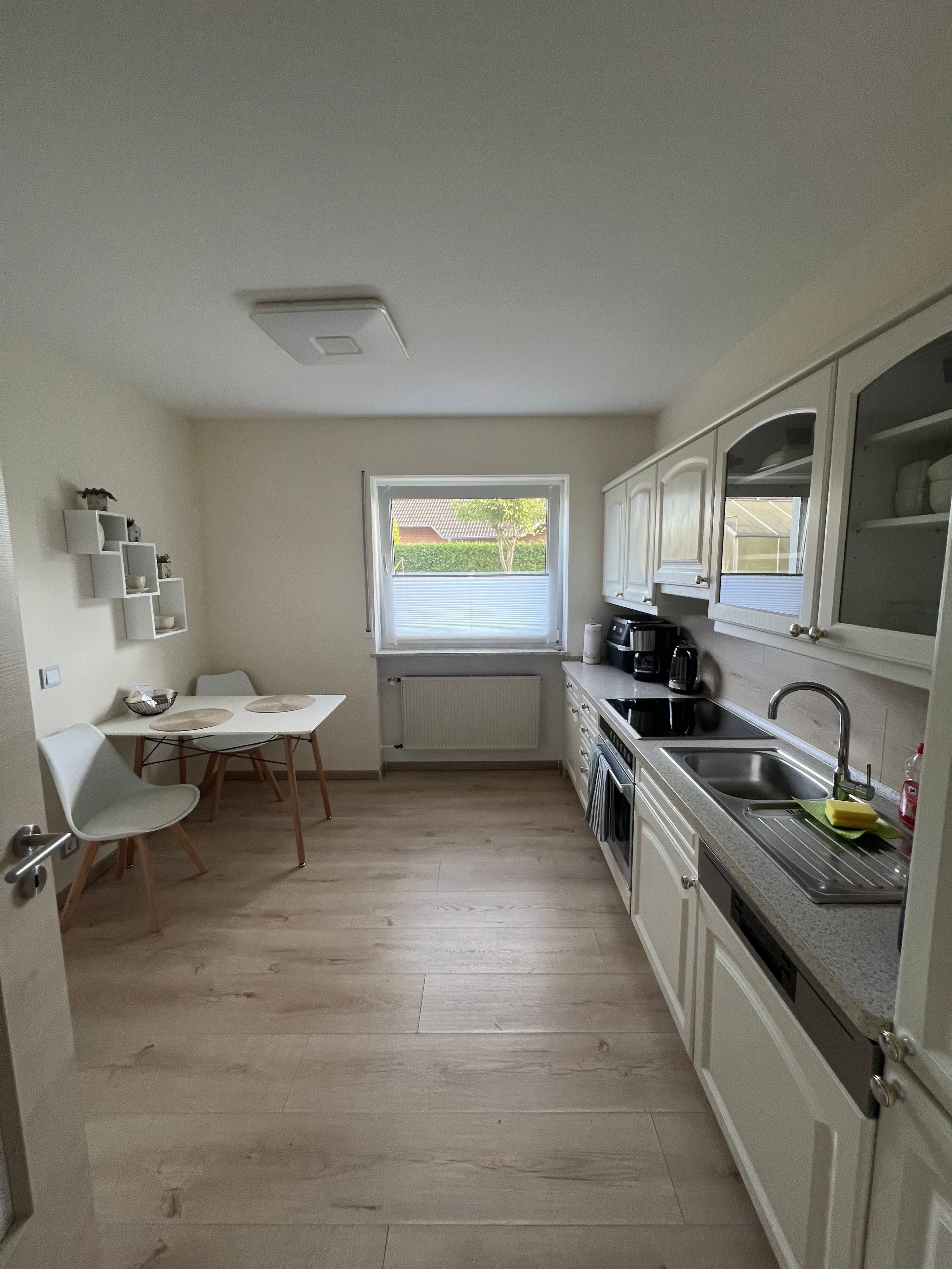 Coffee/tea maker, fridge, oven, stovetop