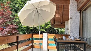 Outdoor dining - Cosy apartment in villa for 4 guests with WIFI, terrace and pets allowed (Châtel-saint-denis)