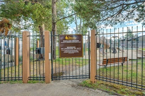 Una entrada con portón a un parque, con un letrero que indica que es propiedad de Tahoe Keys, accesible solo para miembros e invitados.