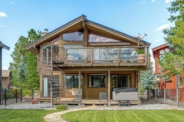 Dock + Hot Tub! Waterfront Lake Tahoe Getaway - Lake Tahoe