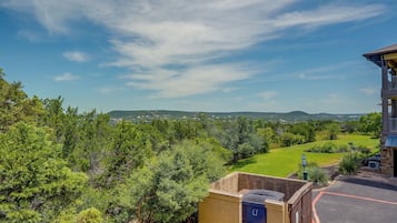 Zona residencial com vista para uma paisagem verde e colinas ao longe.