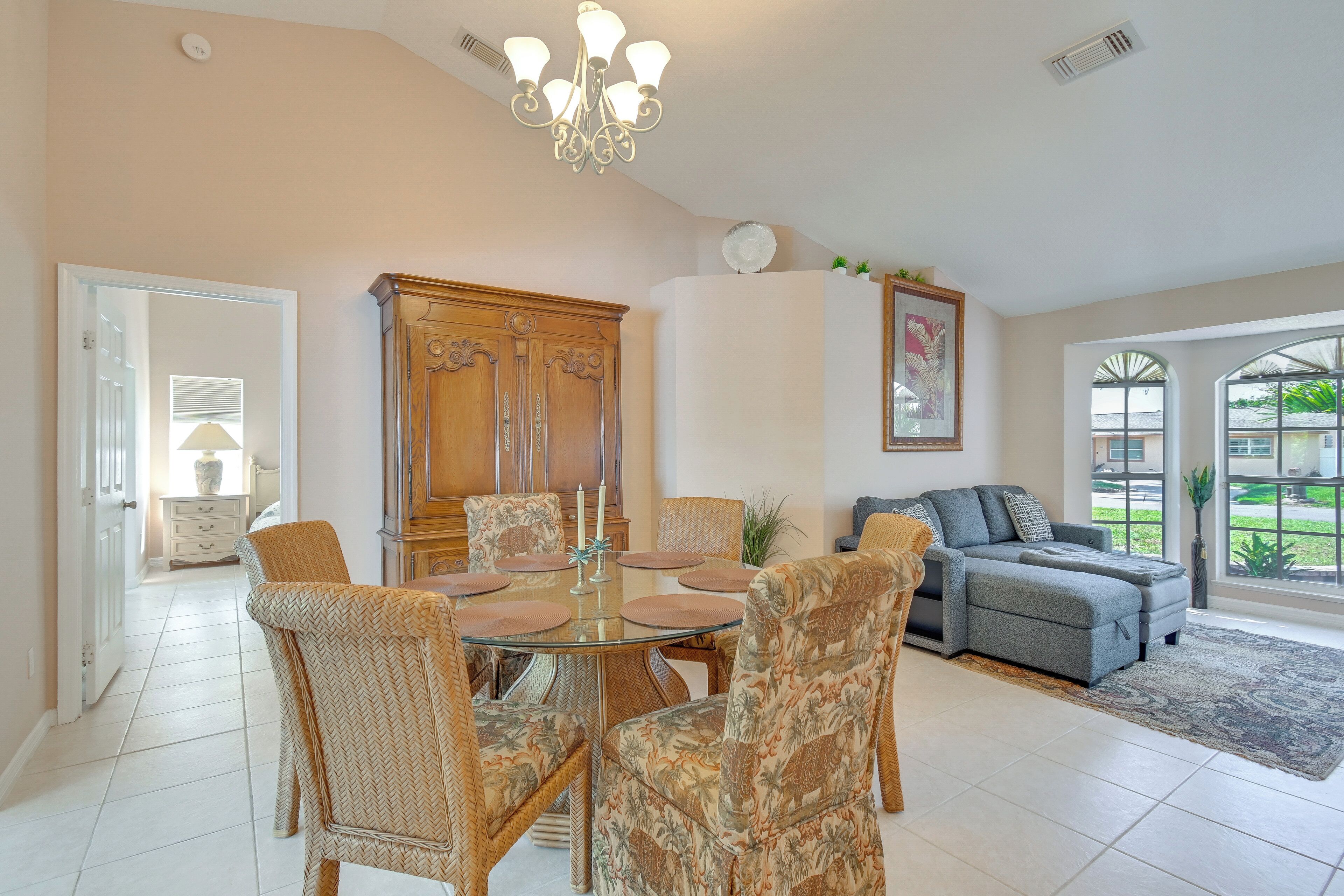 Un espace repas comprenant une table ronde, des chaises et un lustre.