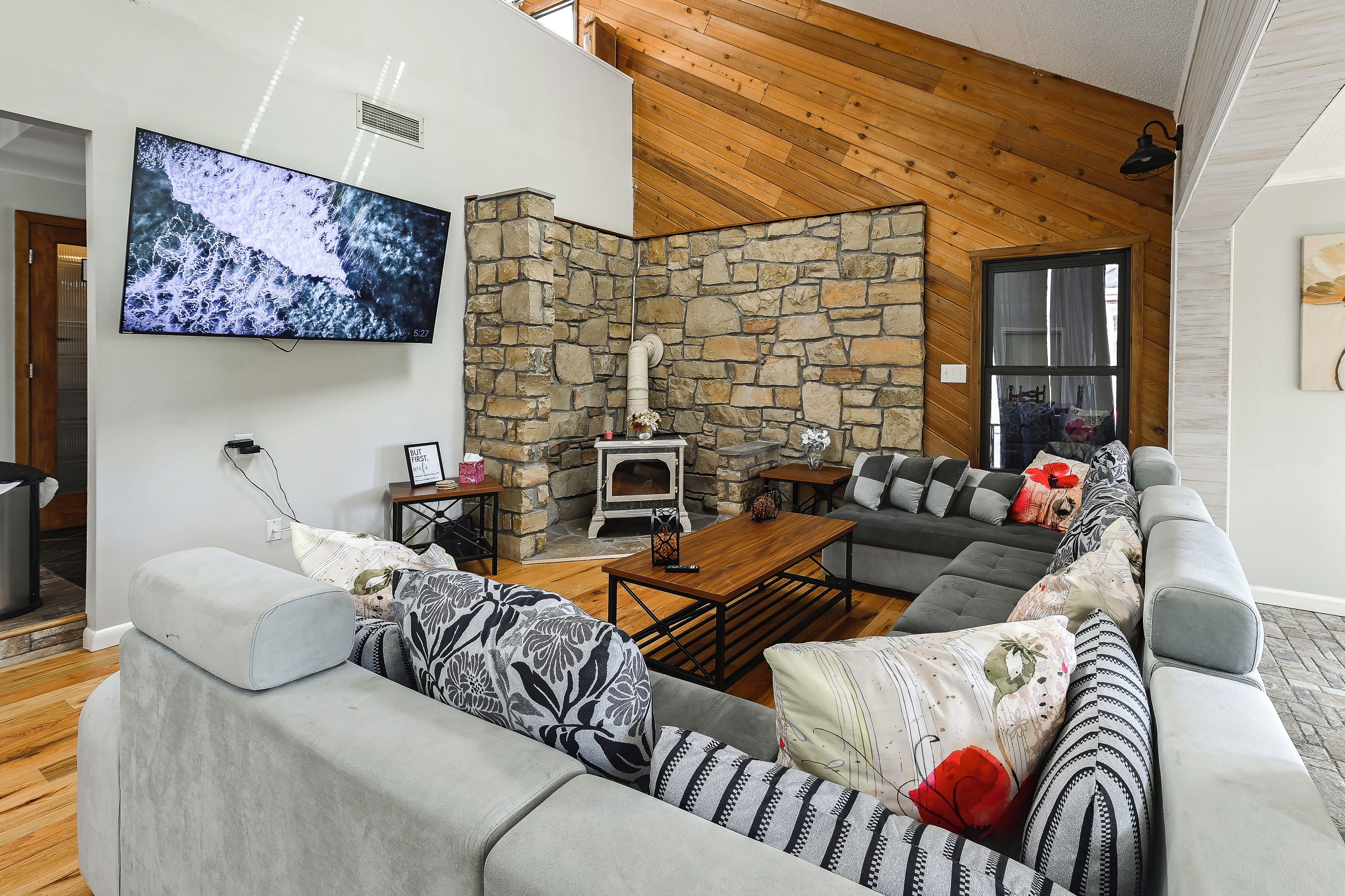 House (6 Bedrooms) | Interior
