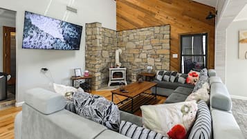 House (6 Bedrooms) | Interior