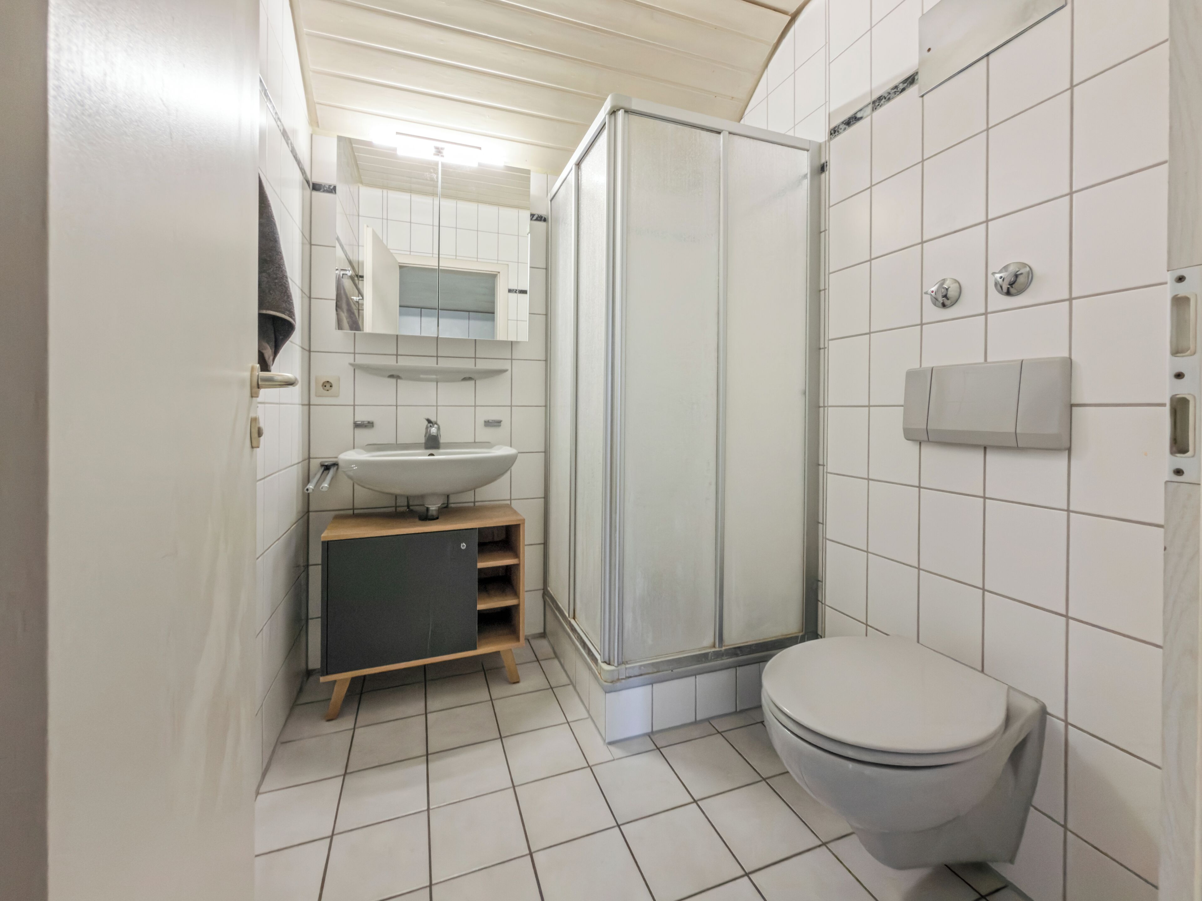 Un bagno con servizi igienici, lavandino e doccia.