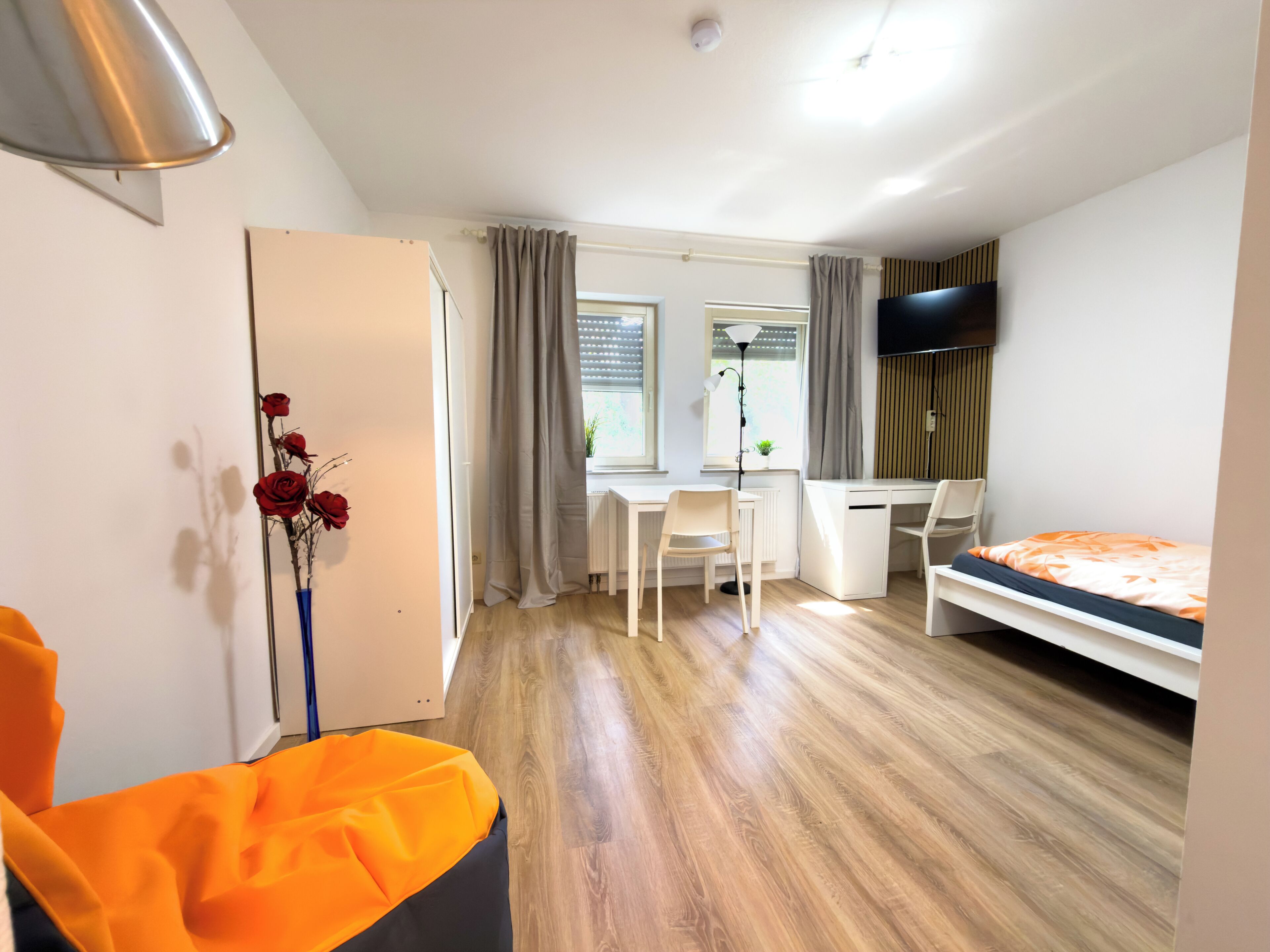 Classic Studio, 2 Twin Beds, Non Smoking | Desk, laptop workspace, WiFi (free), bed sheets