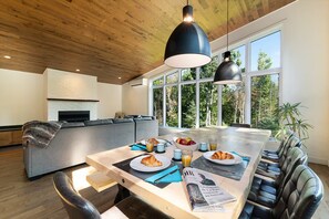 Ein moderner Essbereich mit Holztisch, Stühlen und einer Frühstücksvorrichtung.
