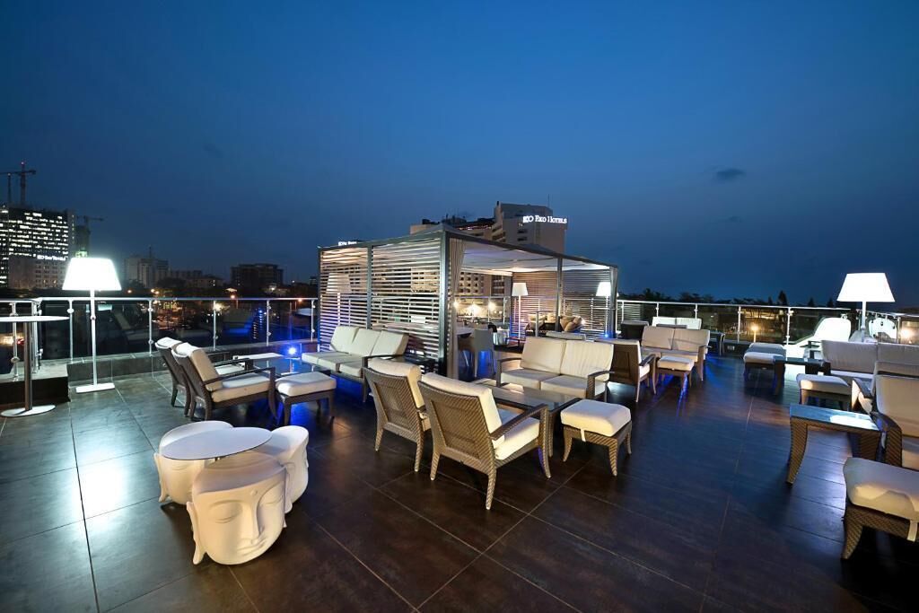Zona relax al terrat amb seients exteriors i bar.