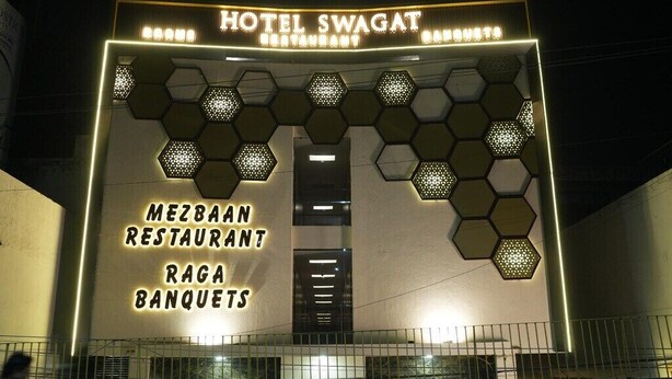 Een gebouw met een bordje voor Hotel Swagat, Mezzanine Restaurant en Raga Banquets.