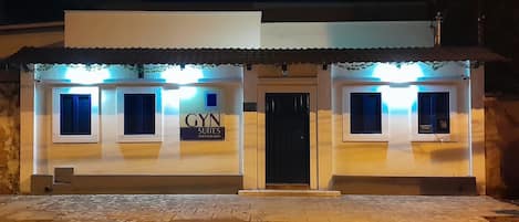 Un bâtiment portant une enseigne indiquant « GYN SUITES UNIVERSITY », ce qui signifie qu’il s’agit d’une résidence universitaire.