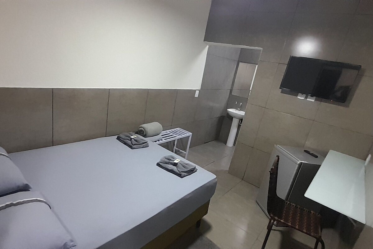 Suite | Desk, WiFi (free), bed sheets