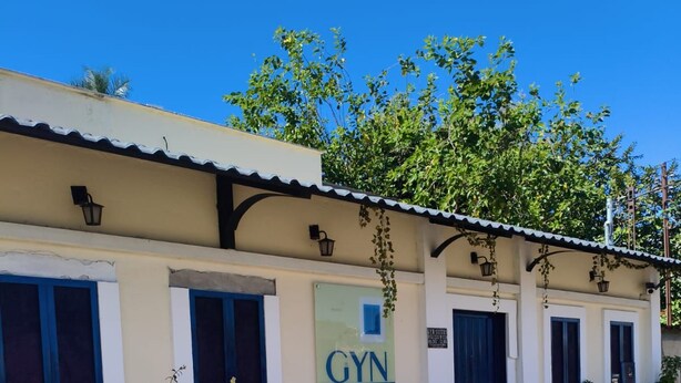 A building with a sign reading 'GYN SUITES UNIVERSITARIO'.