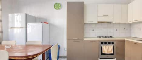 Cafetera y tetera, refrigerador, microondas y horno
