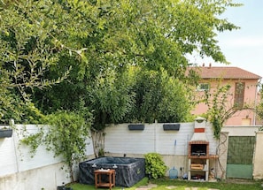 A backyard with a barbecue grill, a covered hot tub, and a white fence. - House for 8 people •Jacuzzi Spa• Garden• Parking • Air Conditioning (Avignon)