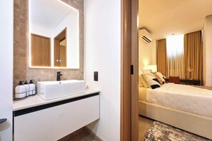 Luxe appartement, uitzicht op stad | Badkamer