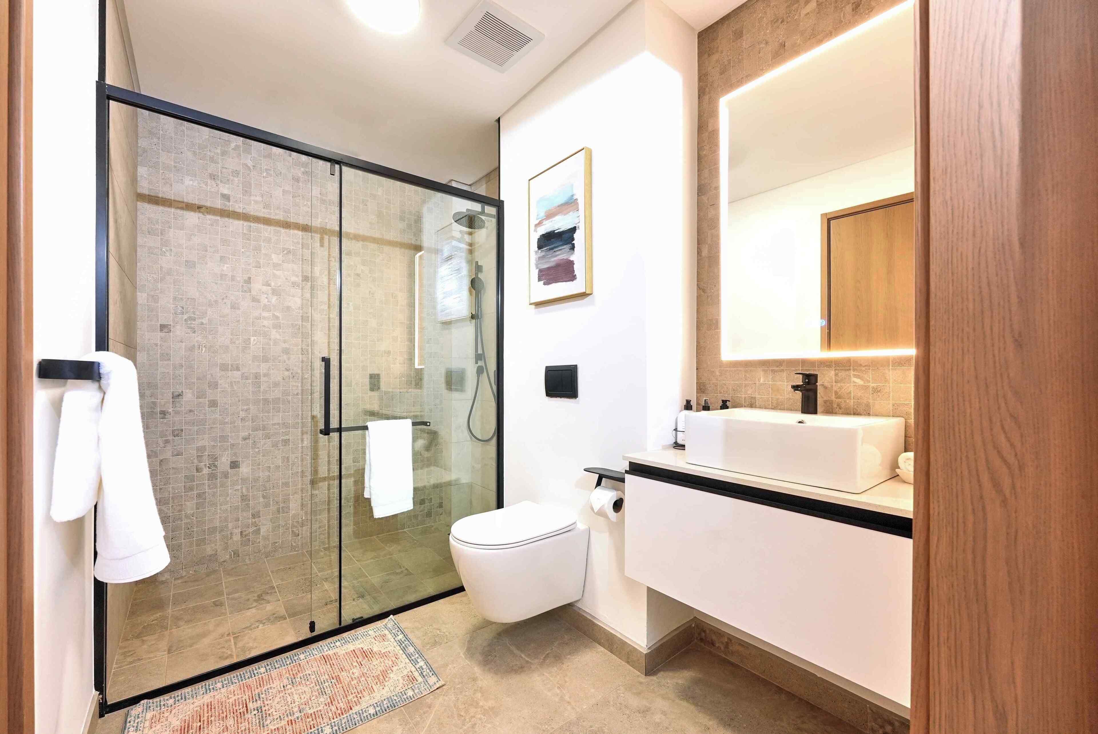 Luxe appartement, uitzicht op stad | Badkamer | Een douche, gratis toiletartikelen, handdoeken, zeep