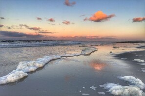 A beach with waves and a sunset. - Holiday apartment Seestern (Langeoog)