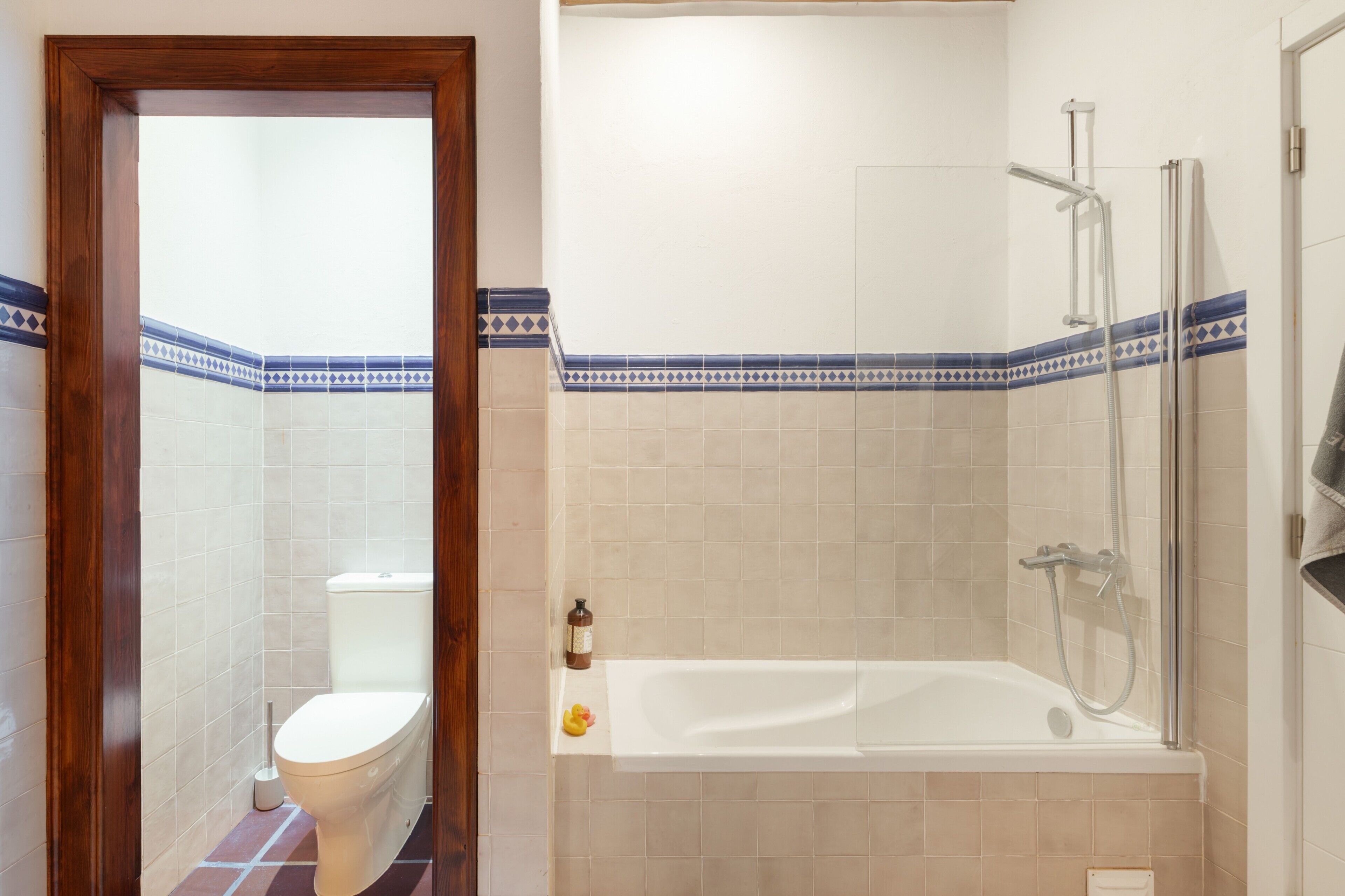 Un baño con inodoro, bañera y ducha.