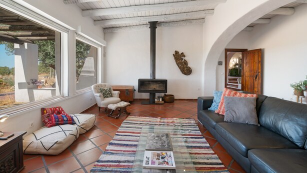 A living room with a fireplace, a sofa, a chair, and a coffee table. - 'Excelentíssimo' Holiday Home with Lake View, Wi-Fi, and Air Conditioning (Torrão)