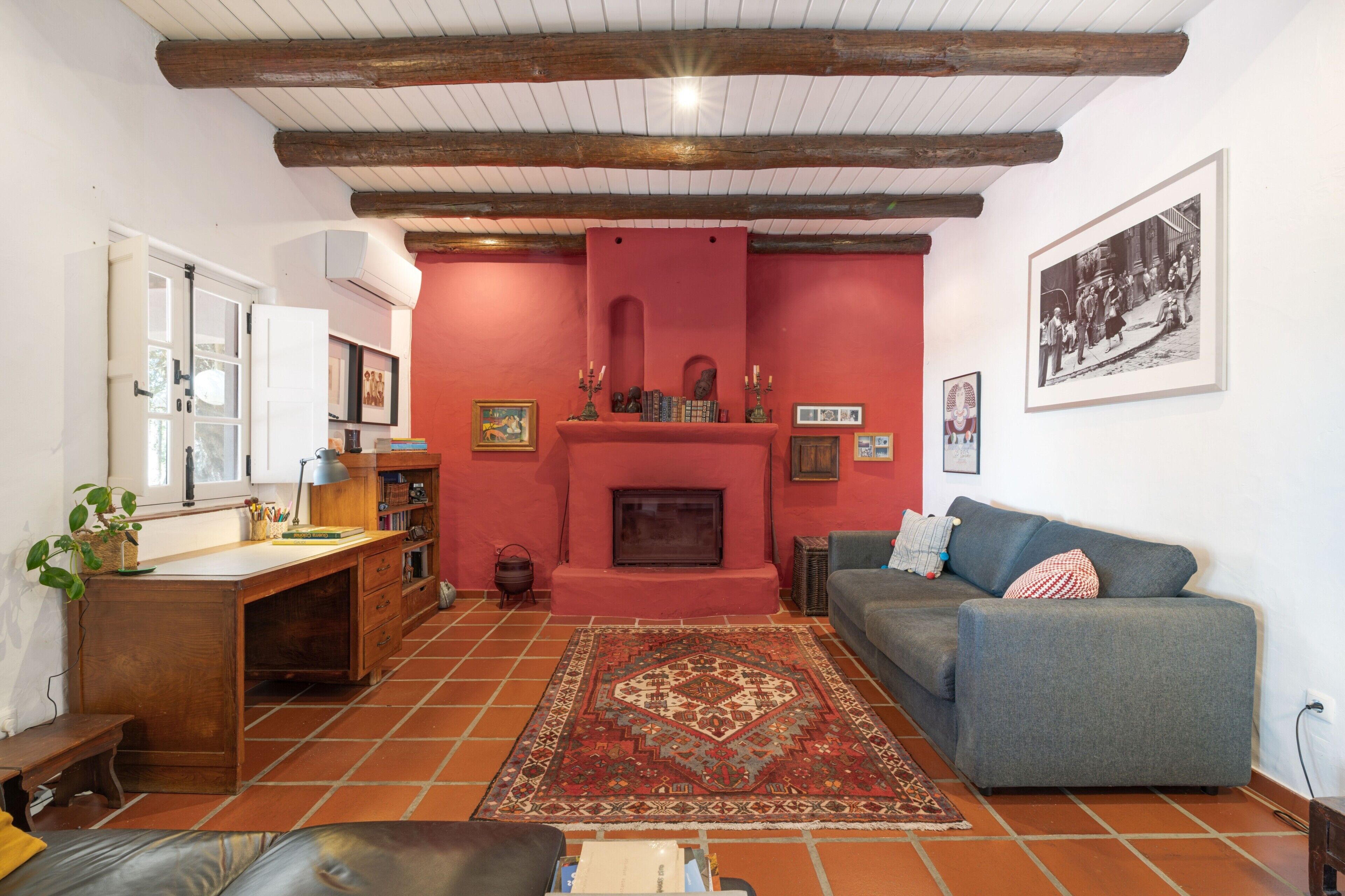 TV, fireplace
