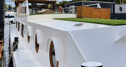 Room on an Authentic Boat with Private Terrace in Paris