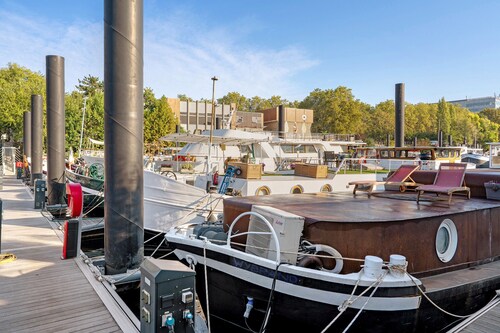 Room on an Authentic Boat with Private Terrace in Paris