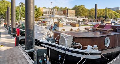 Room on an Authentic Boat with Private Terrace in Paris