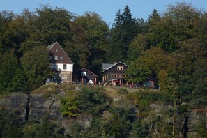 A hotel with multiple buildings nestled among trees and rocky terrain. - Holiday apartment with 2 bedrooms (Hohnstein)