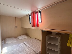 A compact room with a bunk bed, a small window with curtains, and a built-in storage unit with shelves. - Unique houseboat in Digoin - 12 guests (Digoin)