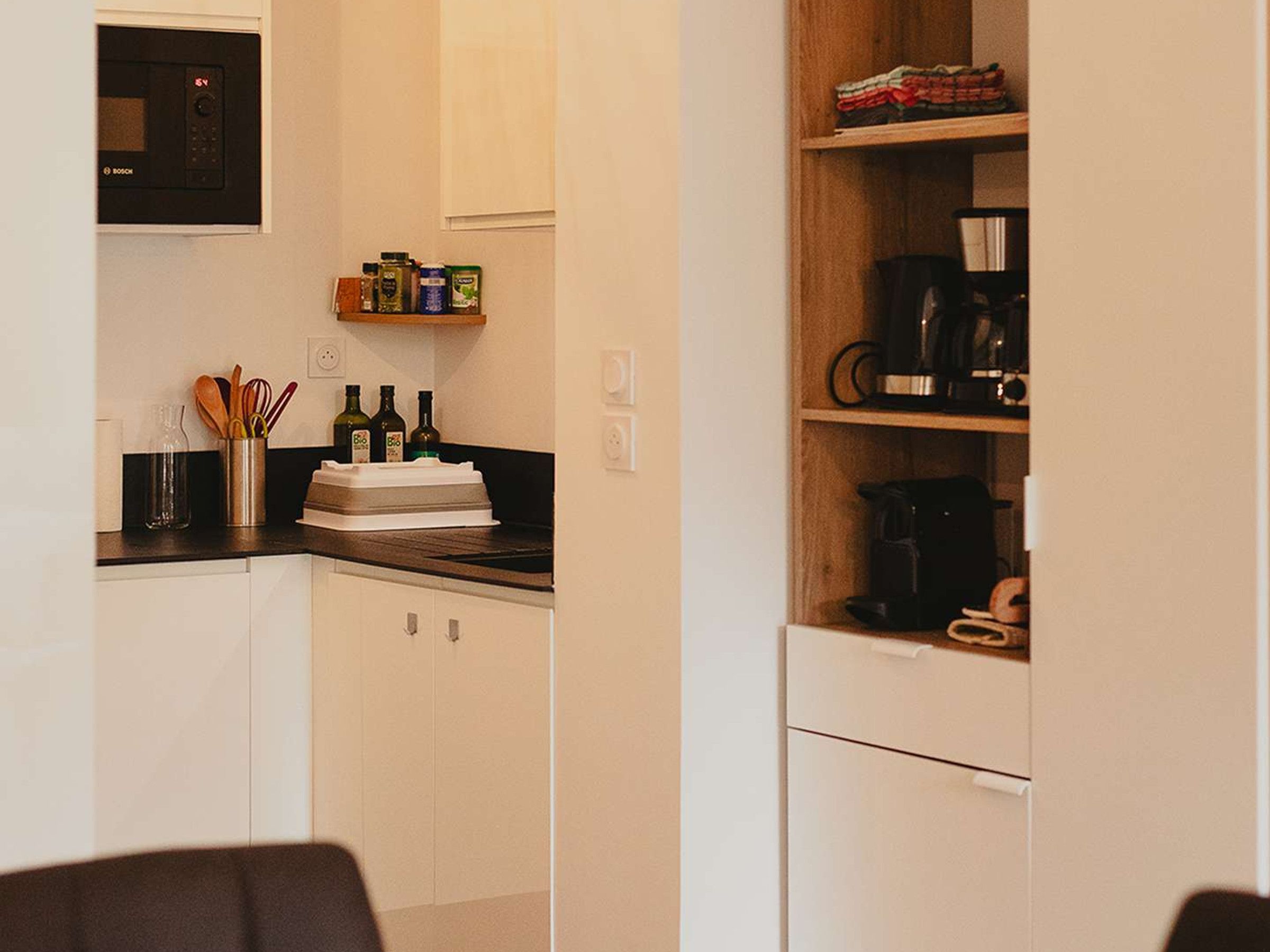 Wasserkocher mit Kaffee-/Teezubehör, Kühlschrank, Mikrowelle, Ofen