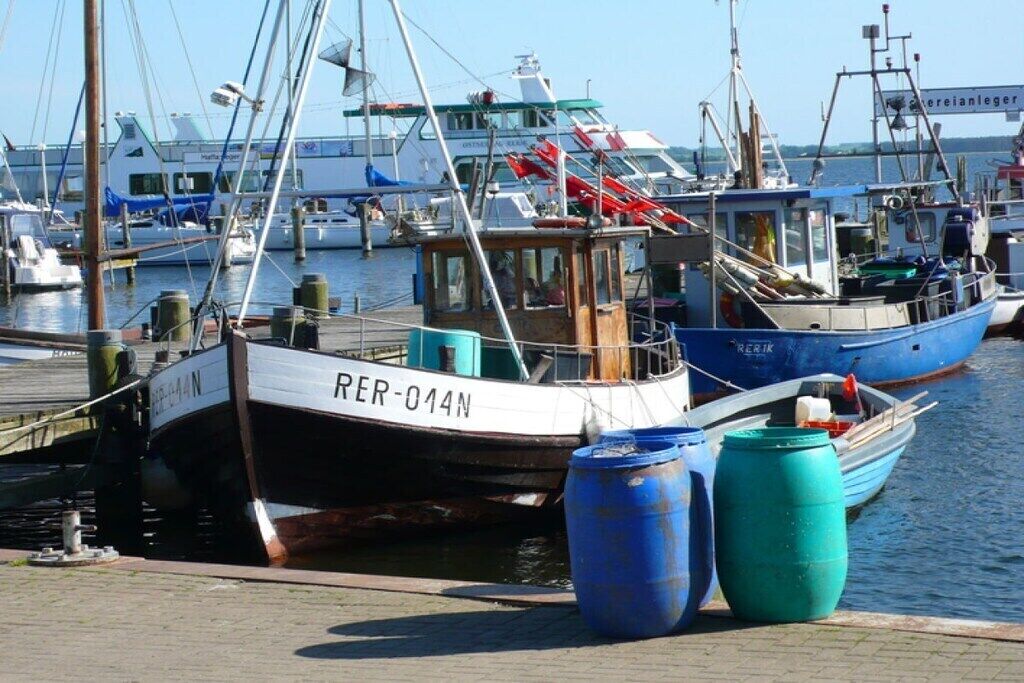 Un port de plaisance où sont amarrés des bateaux, dont un portant le numéro d’identification « RE-014N ».