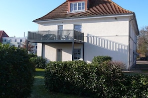 A two-story building with a balcony on the upper floor. - Holiday apartment in Rerik with swimming pool (Rerik)