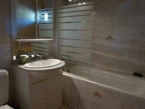 A bathroom with a sink, mirror, and bathtub. - Spacious chalet near slopes - 10 guests (Arêches-Beaufort)