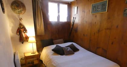 Spacious chalet near slopes - 10 guests