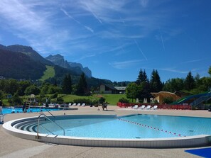 A swimming pool with a view of mountains and a clear sky. - Renovated apartment - 4 guests (Les Carroz d'Arâches)