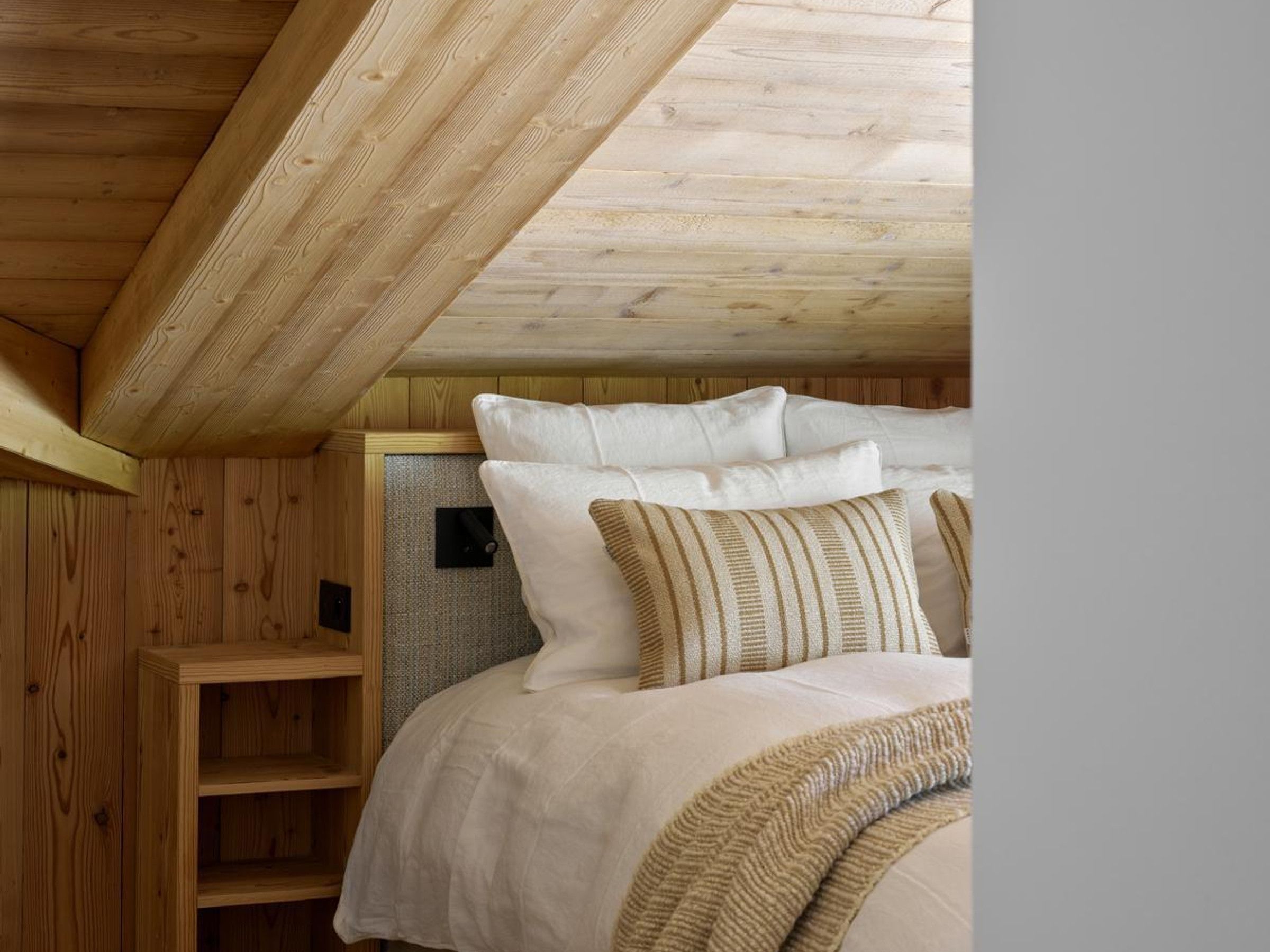 WiFi (free), bed sheets