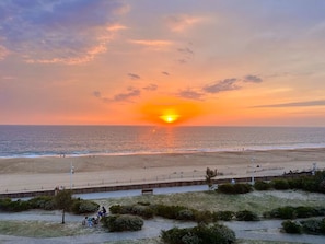 A beach with a sunset, a walking path, and a fence. - Exceptional Ocean View in Hossegor. (Soorts-Hossegor)