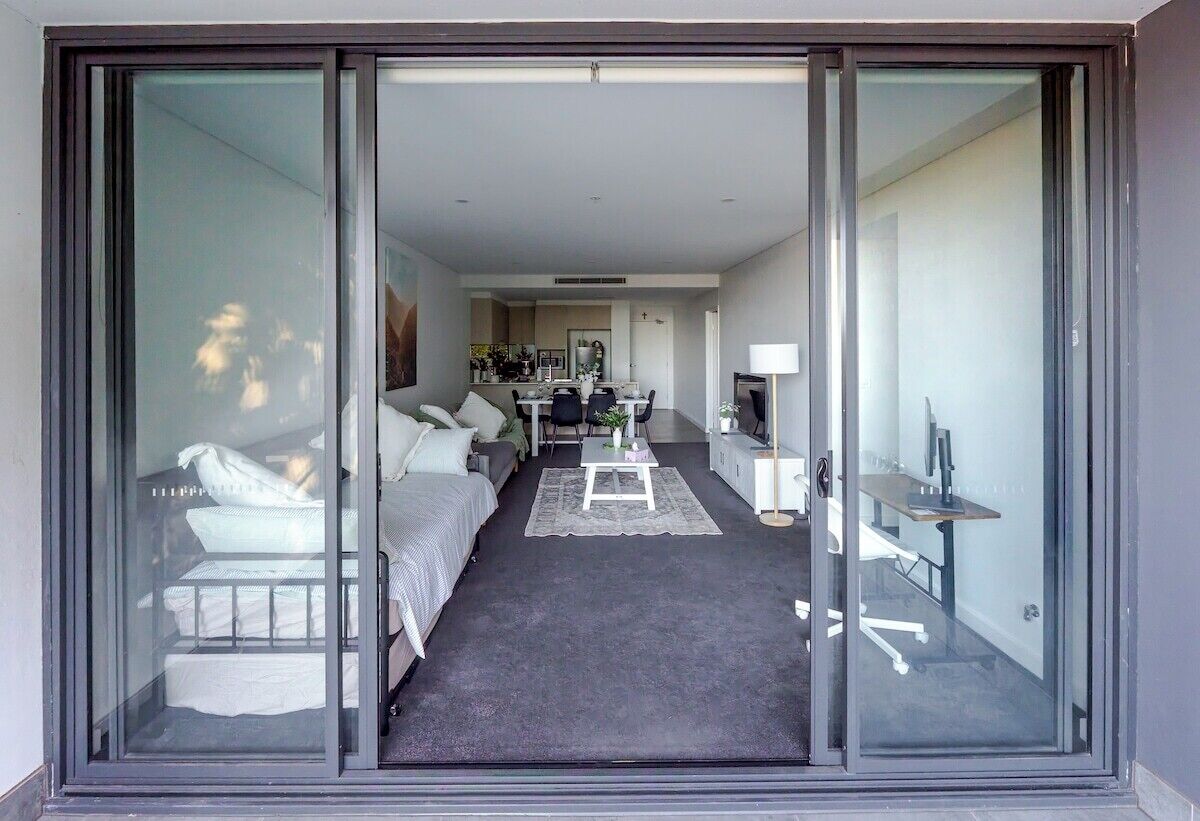 Een modern interieur met een bank, een eettafel en een televisie.